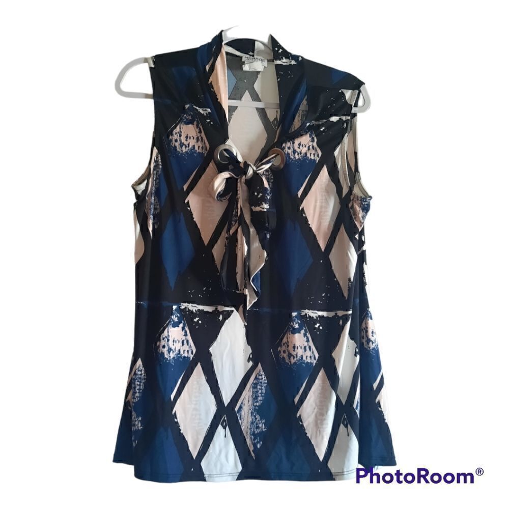 Monroe & Main Diamond Print Bowneck Sleeveless Blouse Top